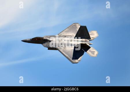 Un F-22 Raptor Superfighter de la US Air Force de l'aile 1st de la base aérienne de Langley, en Virginie, se produit pendant la journée portes ouvertes de la base de la Garde nationale aérienne de Selfridge et le salon de l'aviation sur 9 juillet 2022. De nombreuses équipes de démonstration aérienne de renommée mondiale ont joué pour des milliers de spectateurs au cours du salon de l'Air en l'honneur des « 100 prochaines années de SANGB Aviation ». (É.-U. Photo de la Garde nationale aérienne par le Sgt. David Kujawa) Banque D'Images