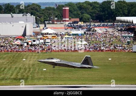 Un F-22 Raptor Superfighter de la US Air Force de l'aile 1st de la base aérienne de Langley, en Virginie, se produit pendant la journée portes ouvertes de la base de la Garde nationale aérienne de Selfridge et le salon de l'aviation sur 9 juillet 2022. De nombreuses équipes de démonstration aérienne de renommée mondiale ont joué pour des milliers de spectateurs au cours du salon de l'Air en l'honneur des « 100 prochaines années de SANGB Aviation ». (É.-U. Photo de la Garde nationale aérienne par le Sgt. David Kujawa) Banque D'Images