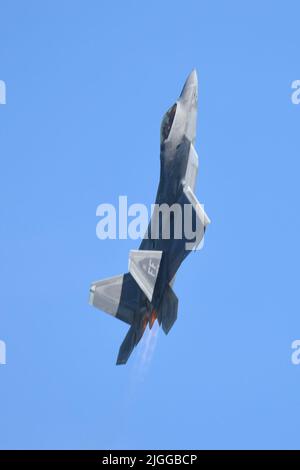 Un F-22 Raptor Superfighter de la US Air Force de l'aile 1st de la base aérienne de Langley, en Virginie, se produit pendant la journée portes ouvertes de la base de la Garde nationale aérienne de Selfridge et le salon de l'aviation sur 9 juillet 2022. De nombreuses équipes de démonstration aérienne de renommée mondiale ont joué pour des milliers de spectateurs au cours du salon de l'Air en l'honneur des « 100 prochaines années de SANGB Aviation ». (É.-U. Photo de la Garde nationale aérienne par le Sgt. David Kujawa) Banque D'Images