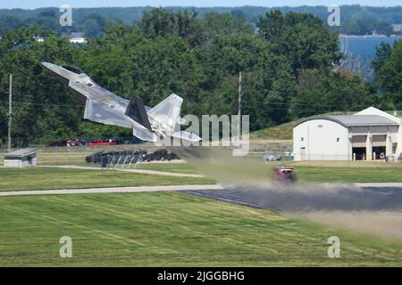 Un F-22 Raptor Superfighter de la US Air Force de l'aile 1st de la base aérienne de Langley, en Virginie, se produit pendant la journée portes ouvertes de la base de la Garde nationale aérienne de Selfridge et le salon de l'aviation sur 9 juillet 2022. De nombreuses équipes de démonstration aérienne de renommée mondiale ont joué pour des milliers de spectateurs au cours du salon de l'Air en l'honneur des « 100 prochaines années de SANGB Aviation ». (É.-U. Photo de la Garde nationale aérienne par le Sgt. David Kujawa) Banque D'Images