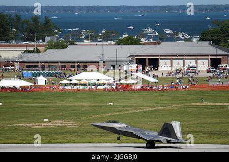 Un F-22 Raptor Superfighter de la US Air Force de l'aile 1st de la base aérienne de Langley, en Virginie, se produit pendant la journée portes ouvertes de la base de la Garde nationale aérienne de Selfridge et le salon de l'aviation sur 9 juillet 2022. De nombreuses équipes de démonstration aérienne de renommée mondiale ont joué pour des milliers de spectateurs au cours du salon de l'Air en l'honneur des « 100 prochaines années de SANGB Aviation ». (É.-U. Photo de la Garde nationale aérienne par le Sgt. David Kujawa) Banque D'Images