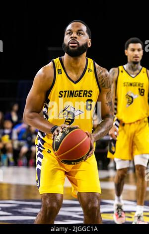 Edmonton, Canada. 09th juillet 2022. L'Adika Peter-McNeilly (garde), no 6 d'Edmonton, tire un jet libre après avoir été fouillé pendant la perte de l'Edmonton Stingers aux Hamilton Honey Badgers dans l'action canadienne élite de basket-ball avec une victoire historique. Edmonton Stingers 81-87 Fraser Valley bandits lieu: Edmonton Expo Centre, Edmonton AB, Canada - 9 juillet 2022 crédit: SOPA Images Limited/Alamy Live News Banque D'Images