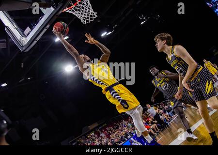 Edmonton, Canada. 09th juillet 2022. Mathieu Kamba (Garde), no 10 d'Edmonton, en action pendant la perte de l'Edmonton Stingers aux Hamilton Honey Badgers dans l'action canadienne élite de basket-ball avec une victoire historique. (De gauche à droite) Mathieu Kamba, Prince Oduro, Keevan Venoit Edmonton Stingers 81-87 les bandits de la vallée du Fraser lieu : Edmonton Expo Centre, Edmonton AB, Canada - 9 juillet 2022 (photo de Ron Palmer/SOPA Images/Sipa USA) crédit : SIPA USA/Alay Live News Banque D'Images