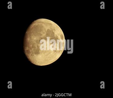 Lurgan, Irlande du Nord, Royaume-Uni. 11 juillet 2022. Météo au Royaume-Uni - une nuit claire et stable avec de l'air chaud que la haute pression domine. Une lune de gibbous à la cire (88 %) se trouve au sud dans le ciel nocturne de juillet. Crédit : CAZIMB/Alamy Live News. Banque D'Images