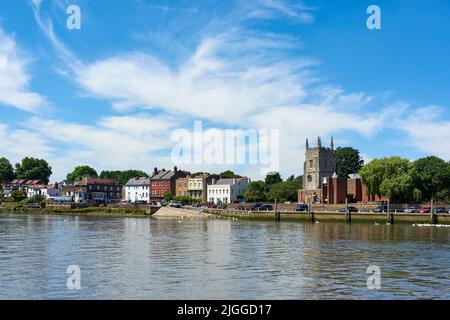 Church Street, Old Isleworth, West London, Royaume-Uni, de la rive sud de la Tamise, en été Banque D'Images