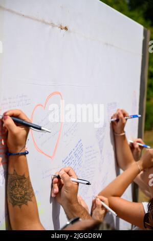 Les jeunes écrivent leurs prières sur un long rouleau de feuilles pendant Mladifest 2021 – le festival de la jeunesse – à Medjugorje. Banque D'Images