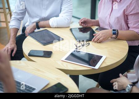 Professionnels avec tablettes numériques, smartphone et ordinateur portable sur table. Vue rapprochée. Banque D'Images