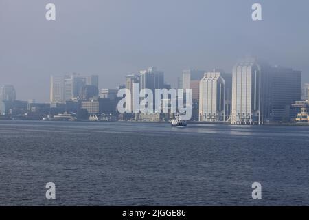 Port de Halifax en été avec ferries et navires de guerre. Banque D'Images