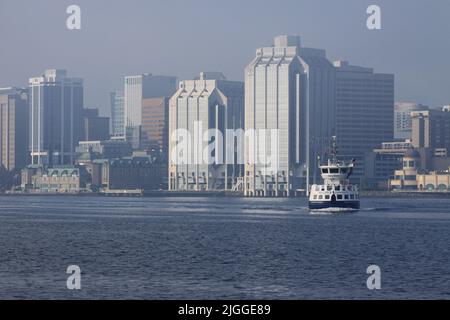 Port de Halifax en été avec ferries et navires de guerre. Banque D'Images