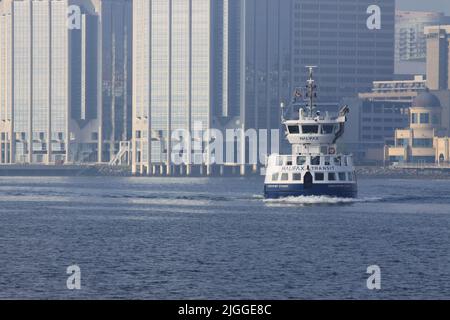 Port de Halifax en été avec ferries et navires de guerre. Banque D'Images