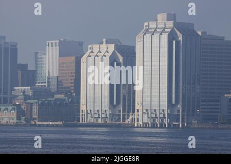 Port de Halifax en été avec ferries et navires de guerre. Banque D'Images