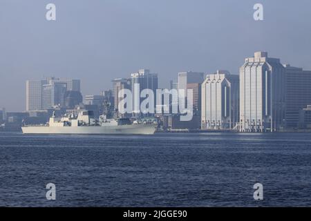 Port de Halifax en été avec ferries et navires de guerre. Banque D'Images