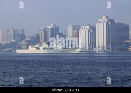 Port de Halifax en été avec ferries et navires de guerre. Banque D'Images