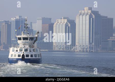 Port de Halifax en été avec ferries et navires de guerre. Banque D'Images