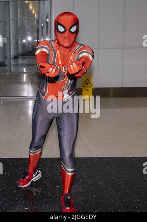 Miami Beach, États-Unis. 10th juillet 2022. Un cojoueur comme Spiderman pose pour une photo au centre des congrès de Miami pendant le Supercon 22 à Miami Beach, Floride, samedi, 10 juillet 2022. Cet événement de trois jours présente les dernières nouveautés en matière de culture pop, de BD et de souvenirs de films SIFI. Photo de Gary I Rothstein/UPI crédit: UPI/Alay Live News Banque D'Images