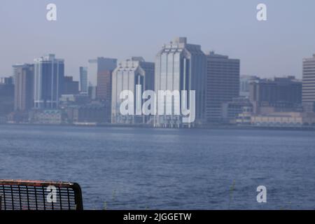 Port de Halifax en été avec ferries et navires de guerre. Banque D'Images