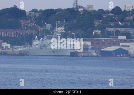 Port de Halifax en été avec ferries et navires de guerre. Banque D'Images