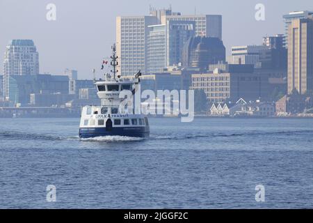 Port de Halifax en été avec ferries et navires de guerre. Banque D'Images