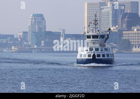 Port de Halifax en été avec ferries et navires de guerre. Banque D'Images