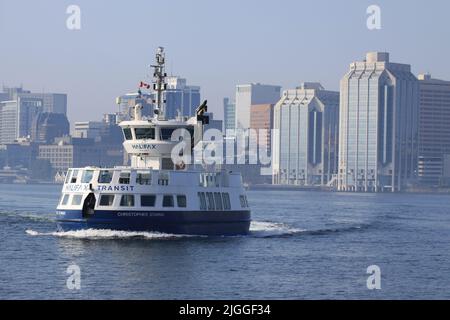 Port de Halifax en été avec ferries et navires de guerre. Banque D'Images