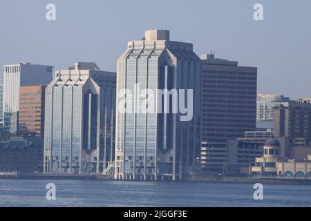 Port de Halifax en été avec ferries et navires de guerre. Banque D'Images