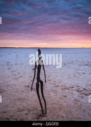 Un des Lake Ballard. 'alt People' - 51 sculptures en alliage métallique de Sir Antony Gormley (intitulé 'Inside Australia') dispersées autour d'un lac salé sec Banque D'Images