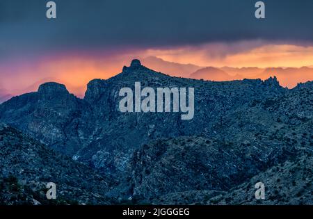 Ciel bleu et violet éclatant sur les montagnes déchiquetées de Tucson au crépuscule. Banque D'Images