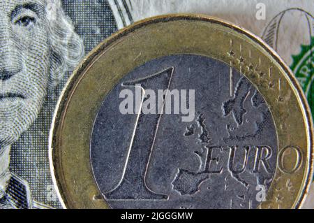 France. 10th juillet 2022. Dans cette illustration, une pièce d'un euro est visible en plus d'une facture d'un dollar. La monnaie européenne est à son plus bas niveau par rapport au dollar. Crédit : SOPA Images Limited/Alamy Live News Banque D'Images