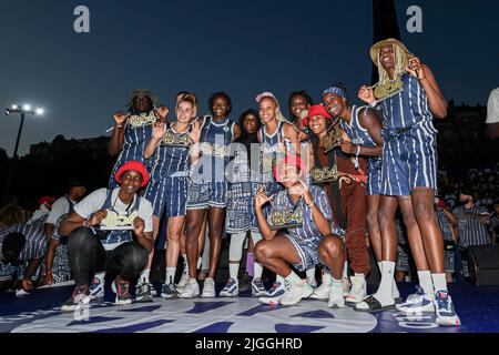 Paris, France. 10th juillet 2022. L'équipe masculine la Fusion et l'équipe féminine I CAN Play célèbrent la victoire lors du tournoi de basket-ball Quai 54 (Championnat du monde de streetball) à Paris, en France, sur 10 juillet 2022. Crédit : Victor Joly/Alamy Live News Banque D'Images