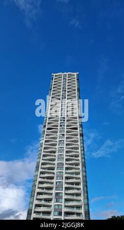 Appartement de luxe, appartement de vacances de luxe à Jomtien appartement bâtiment élevé à la plage avec un ciel bleu, moderne condomimum Banque D'Images