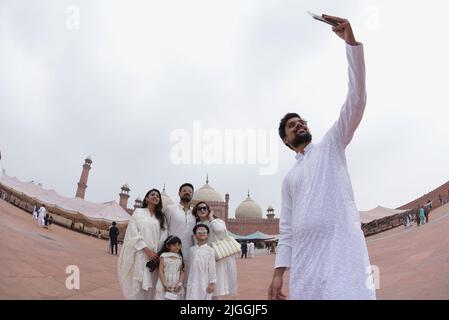 Les musulmans pakistanais proposent des prières à l'Eid al-Adha à la mosquée historique Badshahi de Lahore. Les musulmans célèbrent Eid al-Adha ou Fête du sacrifice, la deuxième des deux fêtes islamiques célébrées dans le monde entier marquant la fin du pèlerinage annuel ou du Hajj à la ville sainte saoudienne de la Mecque et commémorant la volonté du prophète Ibrahim, Abraham aux chrétiens et aux juifs, de sacrifier son fils. Pendant les vacances, qui dure dans la plupart des endroits quatre jours, les musulmans abattent des moutons ou du bétail, distribuant une partie de la viande aux pauvres. (Photo de Rana Sajid Hussain/Pacific Press) Banque D'Images