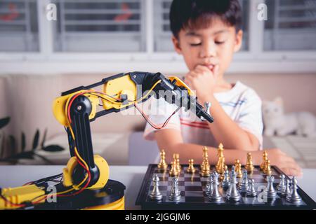 Petit garçon asiatique pensant et attendre bras robot jouant aux échecs, ÉDUCATION STEM E-learning, drôle d'enfants apprenant réussi à obtenir un contrôle de leçon rob Banque D'Images