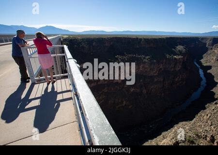 10 juillet 2022, Taos, Nouveau-Mexique, États-Unis : July10, 2022. Un couple pair à la rivière Rio Grande qui coule sous l'autoroute 64 des États-Unis et le pont Rio Grande gorge dans le nord du Nouveau-Mexique. Il est à 600 pieds au-dessus de la rivière et est le sixième pont le plus haut des États-Unis. (Image de crédit : © Ralph Lauer/ZUMA Press Wire) Banque D'Images