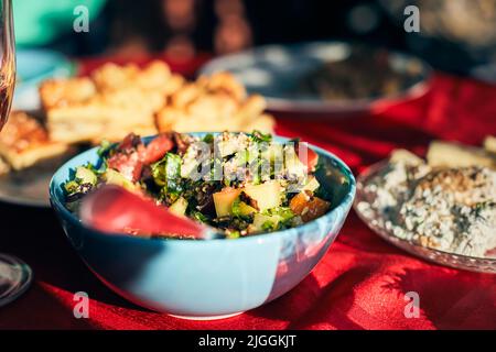 Un bol d'en-cas sur la table. Légumes et gruaux dans une salade. Vue avant. Banque D'Images