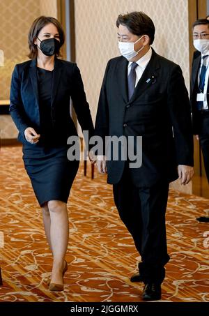 Tokio, Japon. 11th juillet 2022. Annalena Baerbock Alliance (l, 90/les Verts), ministre fédérale des Affaires étrangères, rencontre son homologue, le ministre japonais des Affaires étrangères Yoshimasa Hayashi. La ministre est en visite inaugurale au Japon. Credit: Britta Pedersen/dpa/Alay Live News Banque D'Images