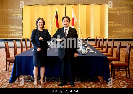 Tokio, Japon. 11th juillet 2022. Annalena Baerbock Alliance (l, 90/les Verts), ministre fédérale des Affaires étrangères, rencontre son homologue, le ministre japonais des Affaires étrangères Yoshimasa Hayashi. La ministre est en visite inaugurale au Japon. Credit: Britta Pedersen/dpa/Alay Live News Banque D'Images