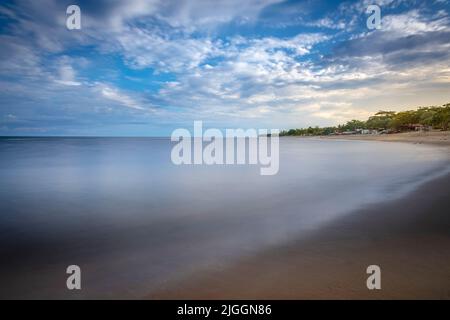 Longue exposition: Plage de Porto Seguro à l'aube avec palmiers, BAHIA Banque D'Images