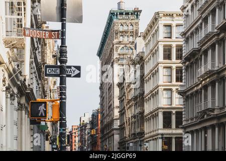 Anciens bâtiments à l'intersection des rues Broome et Wooster dans le quartier SoHo de New York City NYC Banque D'Images