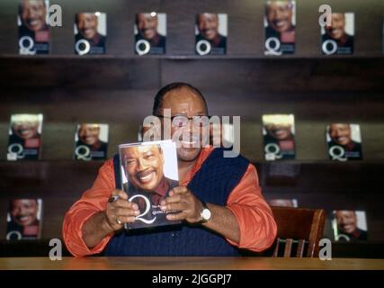 Quincy Jones à l'événement de signature de livre pour son livre Q à Los Angeles, CA, 2001 Banque D'Images