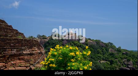 Monastère bouddhiste de Sithulpawwa paysage, Banque D'Images