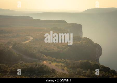 Route de terre dans le Canyon idyllique de Fortaleza frontière au coucher du soleil - Rio Grande do Sul, Brésil Banque D'Images