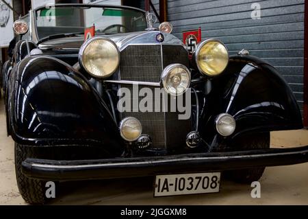 Authentique voiture Adolf Hitler dans le magnifique musée Henri Malartre à Lyon, France Banque D'Images