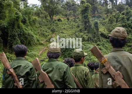 11 juin 2022, Myanmar: Les membres des forces de défense populaire de la région de Mandalay (PDF) sont prêts à participer au camp d'entraînement. La Force de défense populaire (PDF) est l'aile armée du Gouvernement d'unité nationale (NUG) du Myanmar, formé à la suite du coup d'État d'1 février 2021. Le NUG s'oppose à la junte militaire actuelle, prétendant être le gouvernement légitime du Myanmar. L'aile armée du NUG a été formée par des jeunes du Myanmar et des militants pro-démocratie sur 5 mai 2021. La junte militaire a désigné le PDF comme une organisation terroriste sur 8 mai 2021. (Image de crédit : © David MMR/SOPA Images Banque D'Images