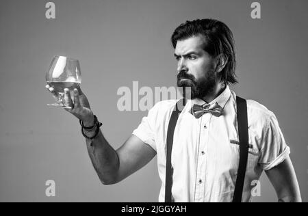 sommelier confiant tenant le verre brandy dans les mains, boisson alcoolisée Banque D'Images