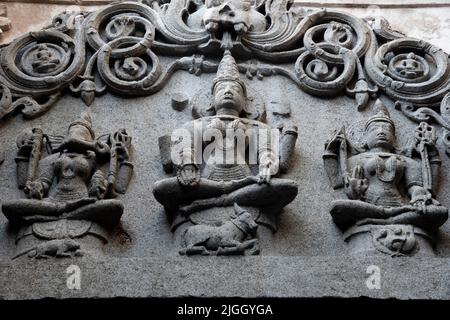 Idoles de Ganesh, Shankar, Vishnu sous forme féminine sur le mur intérieur du temple de Bhuleshwar, Yawat, Maharashtra, Inde Banque D'Images