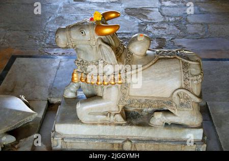 Idole de lord Nandi dans un petit temple du complexe Kirti Mandir, le cénotaphe des Gaekwads, Vadodara, Gujarat, Inde Banque D'Images