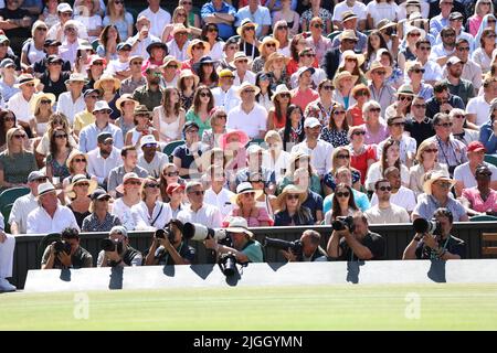 Wimbledon, Royaume-Uni. 09th juillet 2022. Photographes au travail pendant la finale. Wimbledon Day Thirteen, Dames final Day, Wimbledon, Londres, Royaume-Uni, Sur 9 juillet 2022. Crédit : Paul Marriott/Alay Live News Banque D'Images