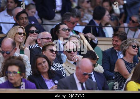 Wimbledon, Royaume-Uni. 09th juillet 2022. Jodie Comer, et une croisière Tom souriante (à droite). Wimbledon Day Thirteen, Dames final Day, Wimbledon, Londres, Royaume-Uni, Sur 9 juillet 2022. Crédit : Paul Marriott/Alay Live News Banque D'Images