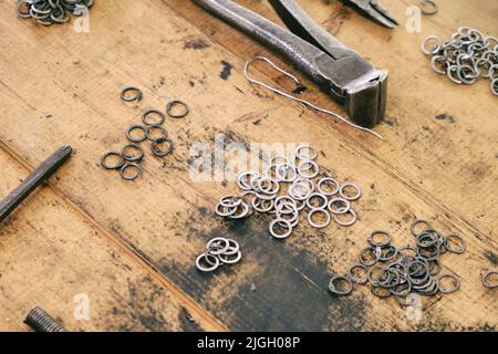 Fabrication d'armures médiévales et de courrier en chaîne pour protéger les soldats au combat. Reconstruction des événements du Moyen Age en Europe. Banque D'Images