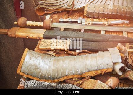 Armes et armures romaines anciennes - épées et courrier en chaîne. Reconstruction des événements militaires pendant les guerres de l'Empire romain Banque D'Images